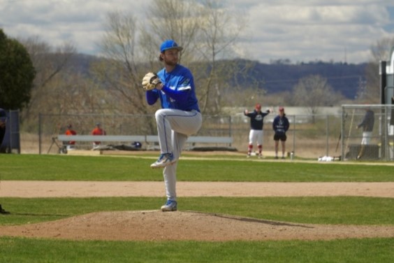 Zac Gomersall in a balance position, about to release a pitch
