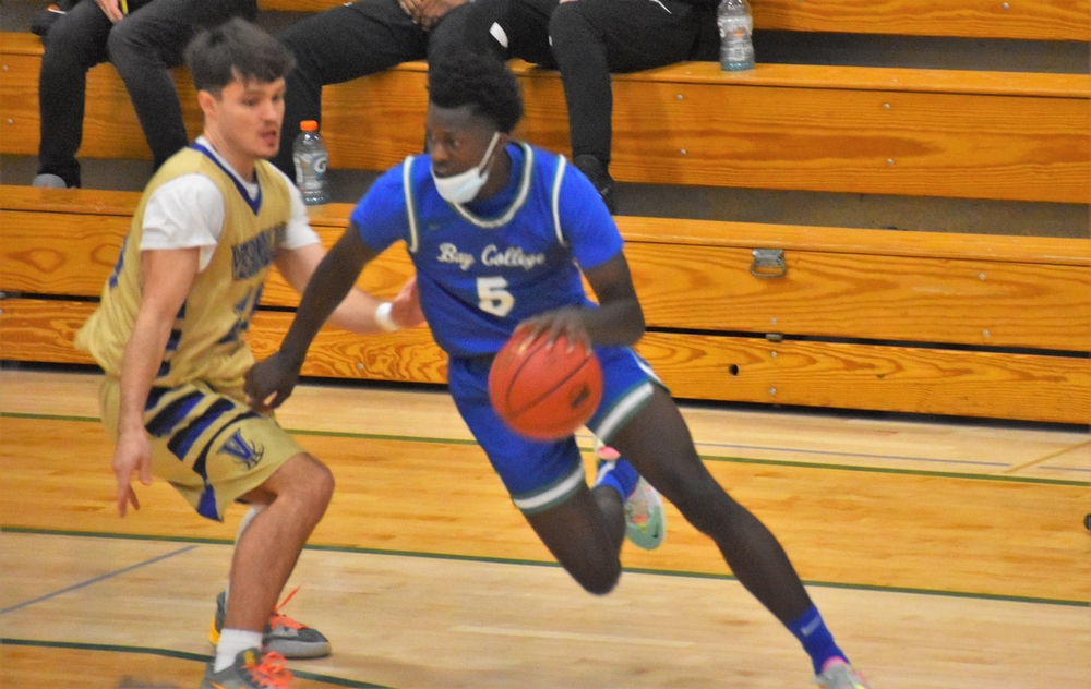 Jaylen Flaniken dribbles past a defender