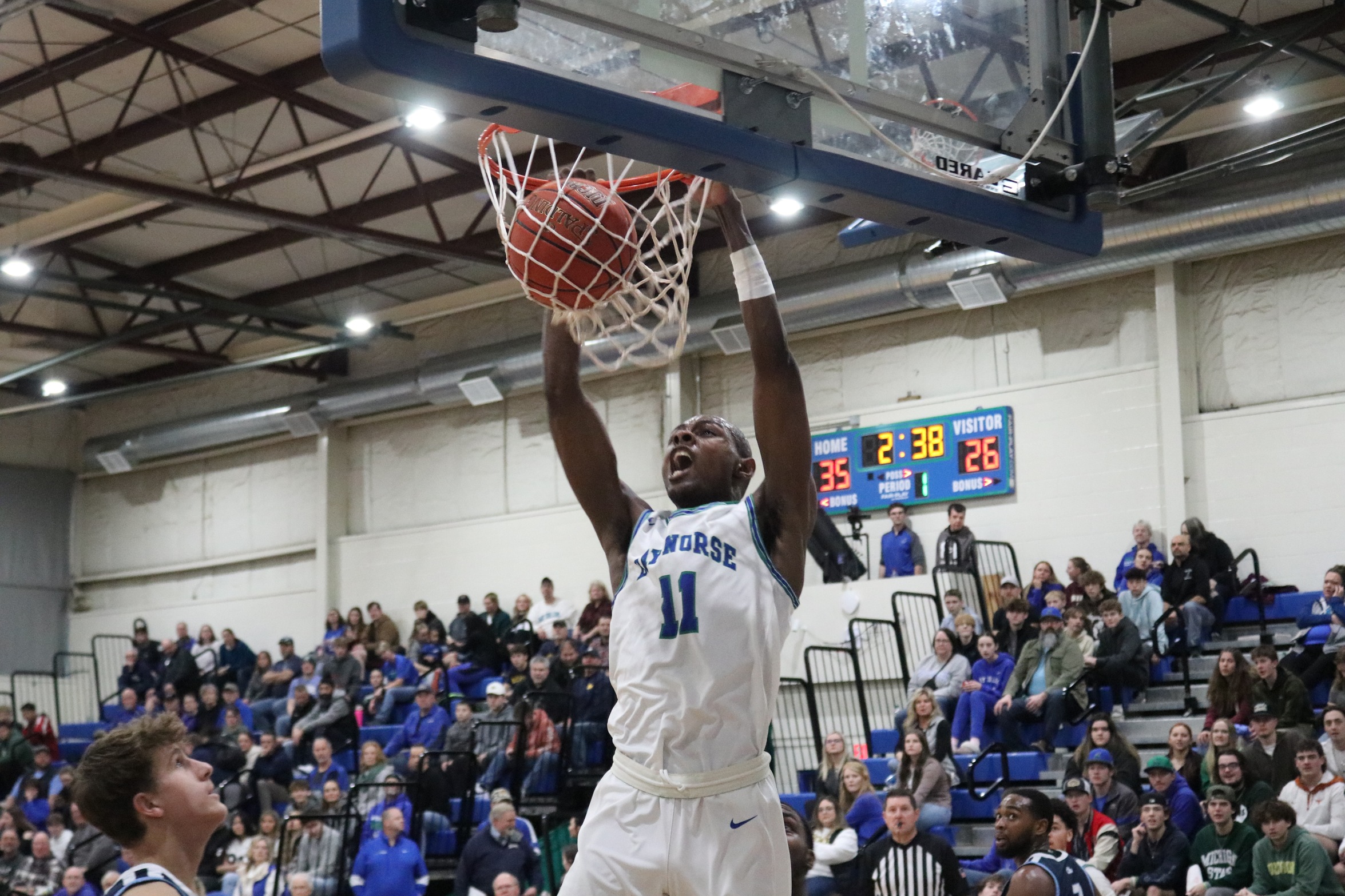 Genesis Kemp finishes a dunk