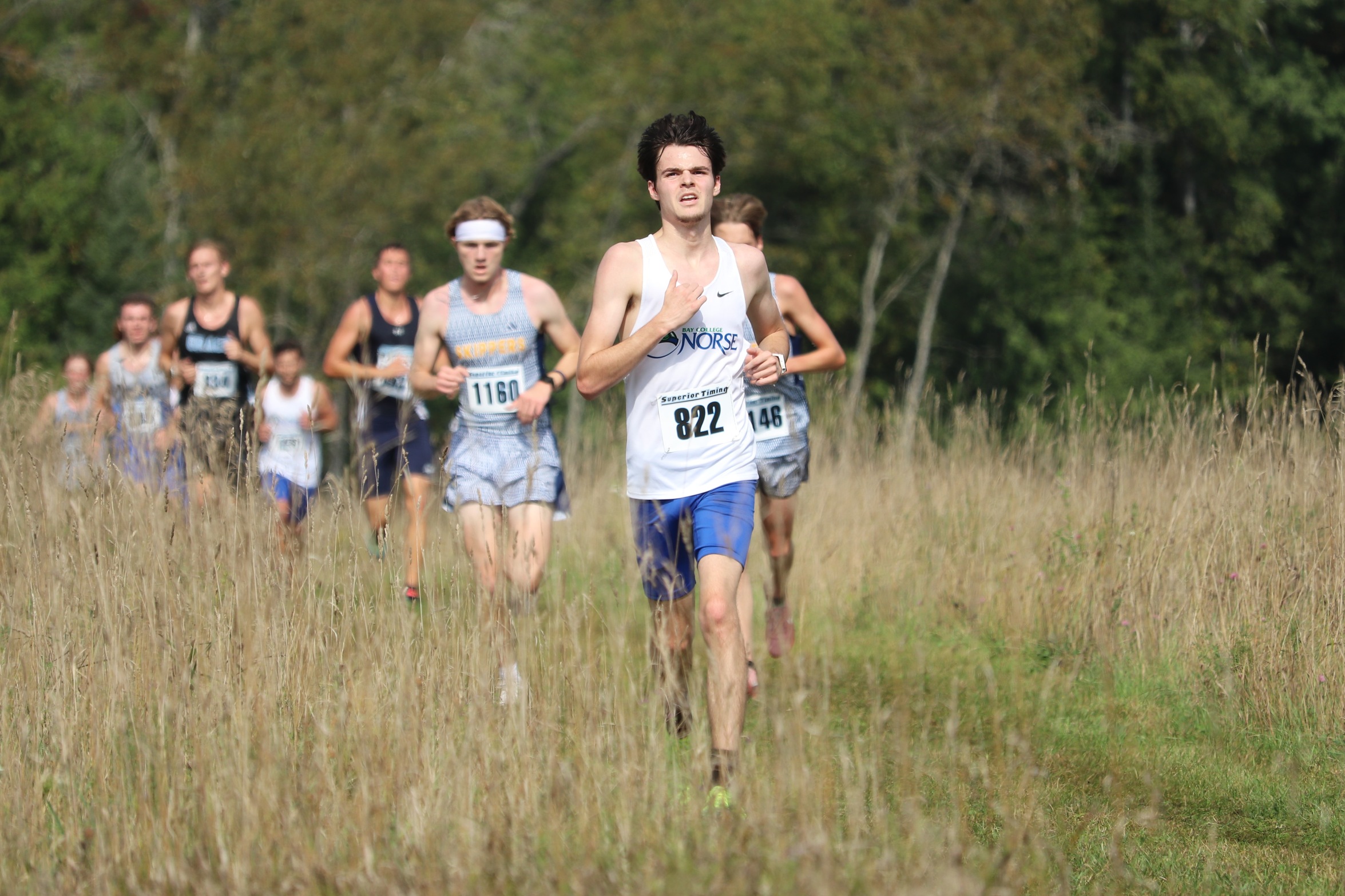 Tanner Howes leading a group of runners midway through the course