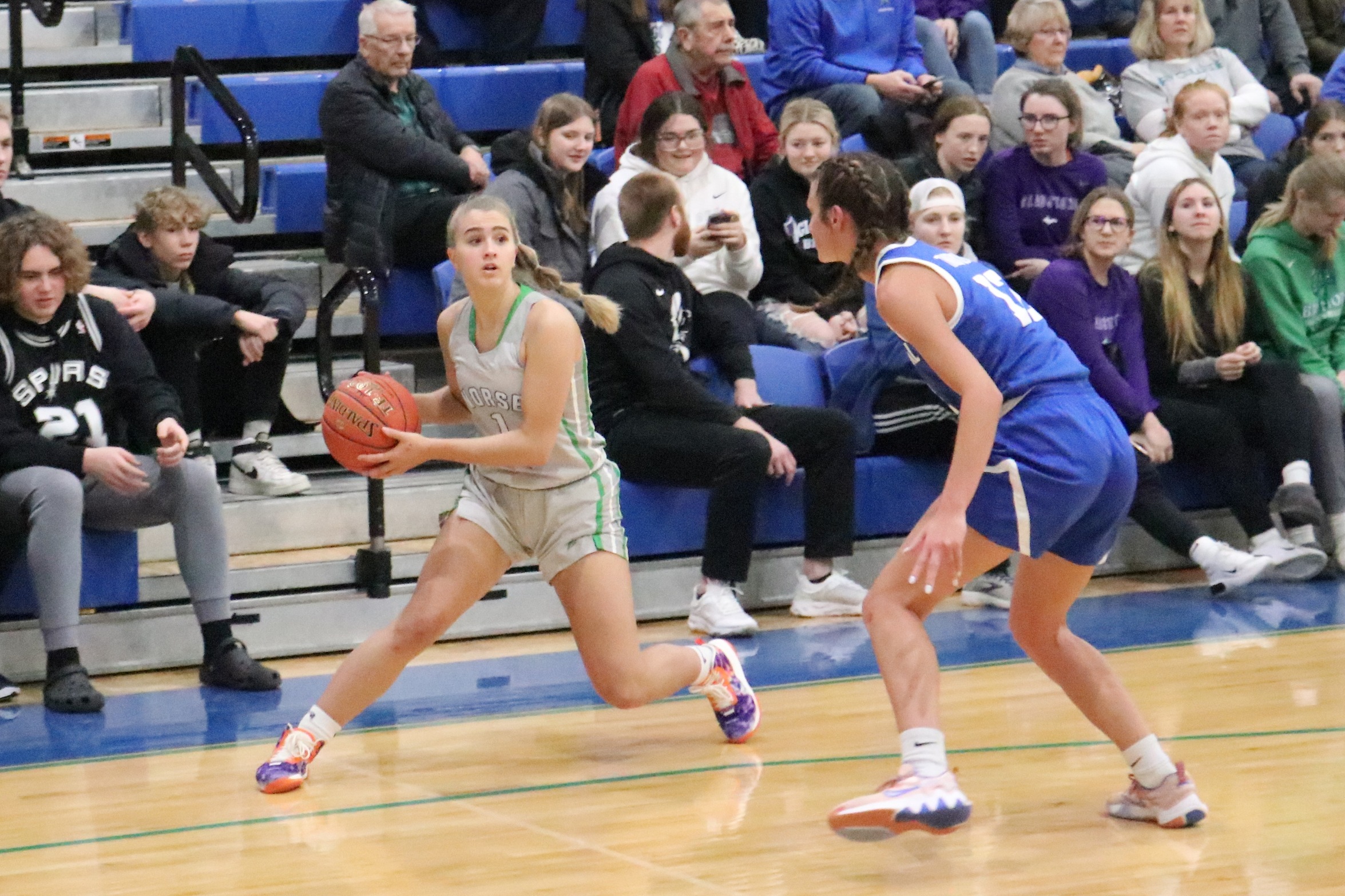 Leah Allan in the corner, looking around a defender