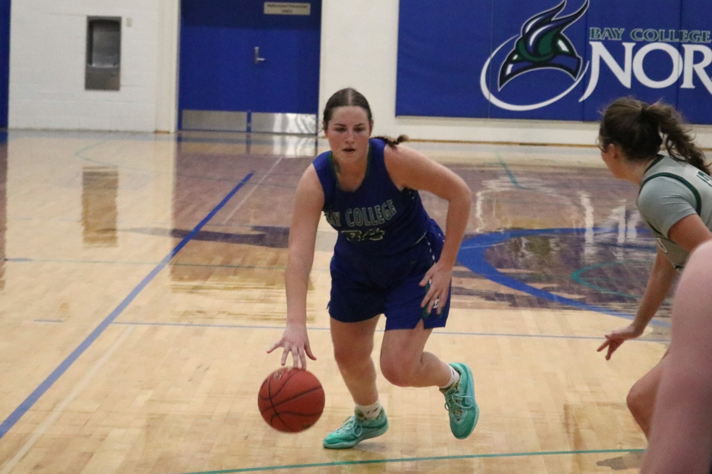 Jada Freudinger dribbles past a defender
